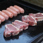 Würstchen und Lamm auf dem Grill