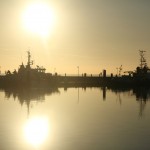 Schattenspiel Schiffe im Nassau-Hafen von Wilhelmshaven im Gegenlicht.