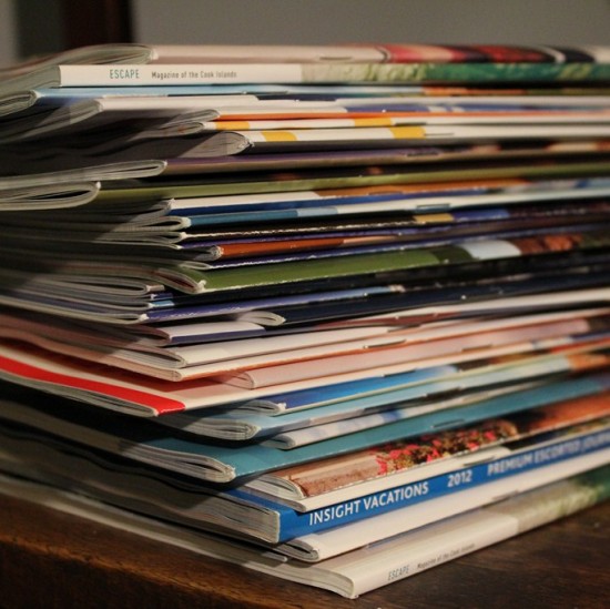 Stapel von Reiseprospekten Stapel von Reiseprospekten