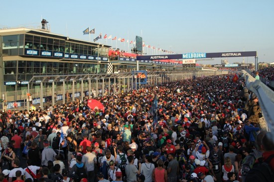 Melbourne Formel 1 Rennen 2012 - Zuschauer Menschenmasse auf der Rennstrecke Melbourne Formel 1 Rennen 2012 - Zuschauer Menschenmasse auf der Rennstrecke