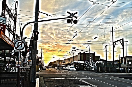 Melbourne Suburb - Der Bahnübergang im Abendlicht surreal
