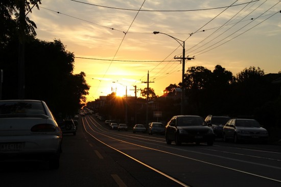 Melbourne Suburb - Straßenbahnschienen im Abendlicht