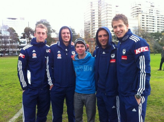 Fußball in Australien - Christoph Friedrich mit Profis von Melbourne Victory
