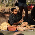 03 Aboriginal Cultural Experience Deanne IMG_1333 Seine Tochter Deanne erklärte nicht nur die Handarbeit der Aborigines, sondern erzählte auch sehr offen über das Leben und die Bräuche ihres Stammes.